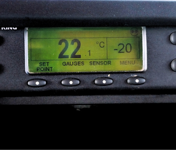 Giant Transporter CDD thermo truck unloading refrigerated cargo