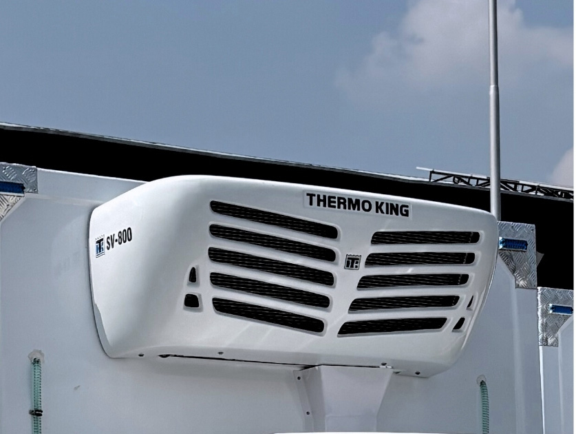 Giant Transporter CDD thermo truck unloading refrigerated cargo