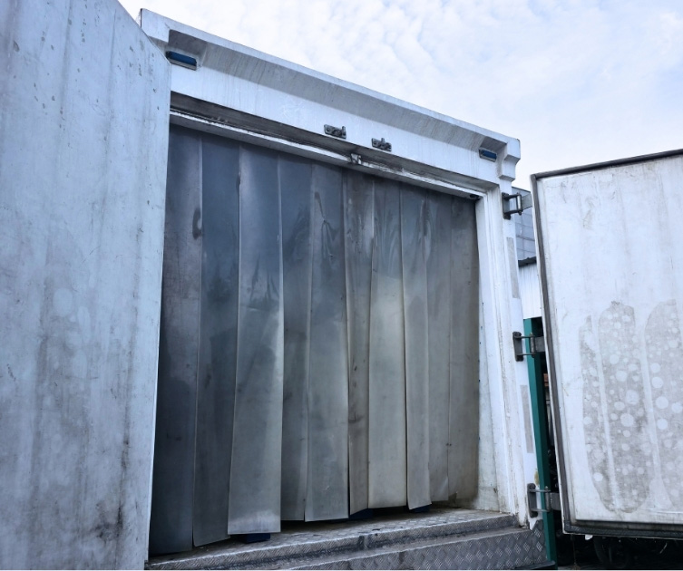 Giant Transporter CDD thermo truck unloading refrigerated cargo